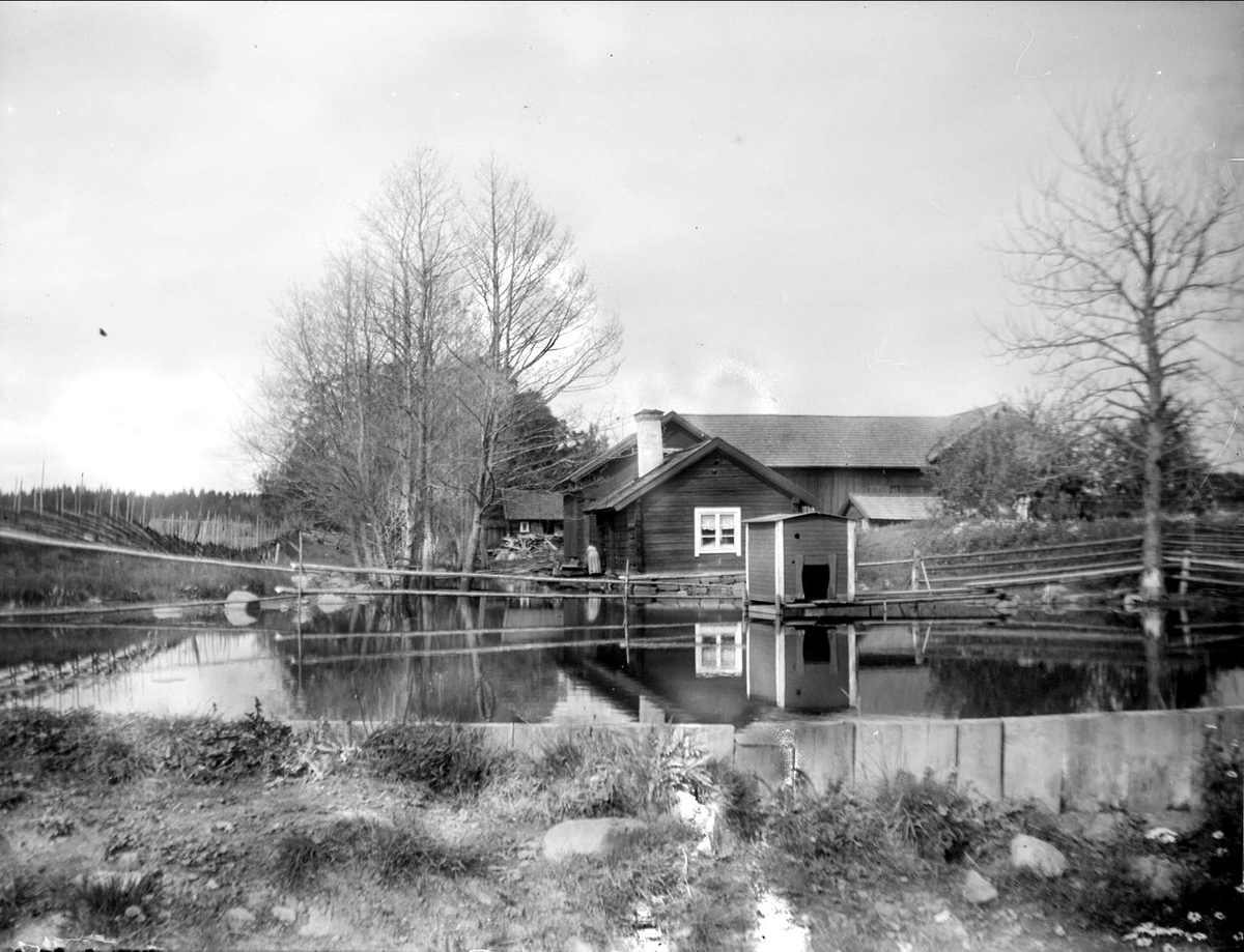 Damm i Alundabäcken, Åby, Morkarla socken, Uppland augusti 1921