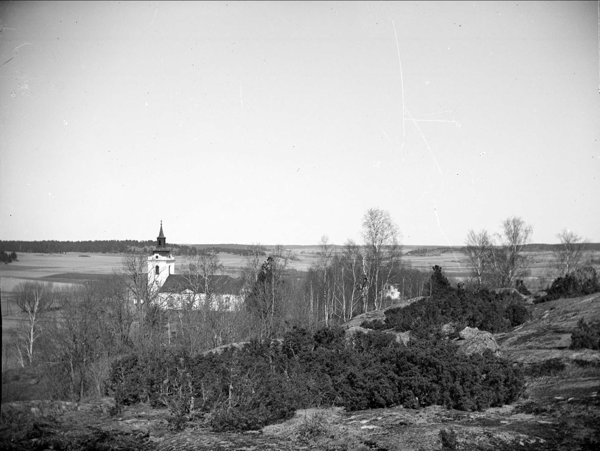 Landskapsvy med Torstuna kyrka, Torstuna socken, Uppland april 1921