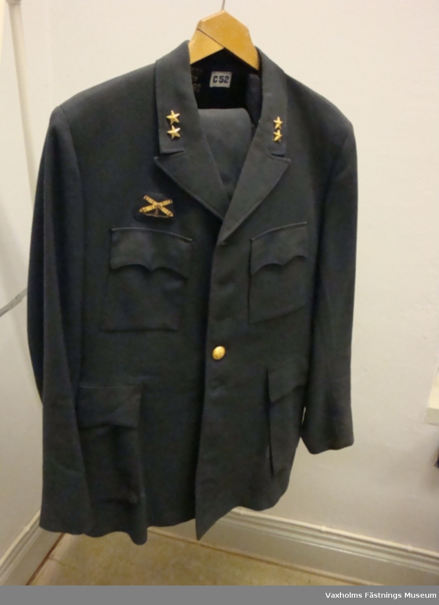 Uniform m/1960 med löjtnants gradbeteckning bestående av vapenrock och byxor.