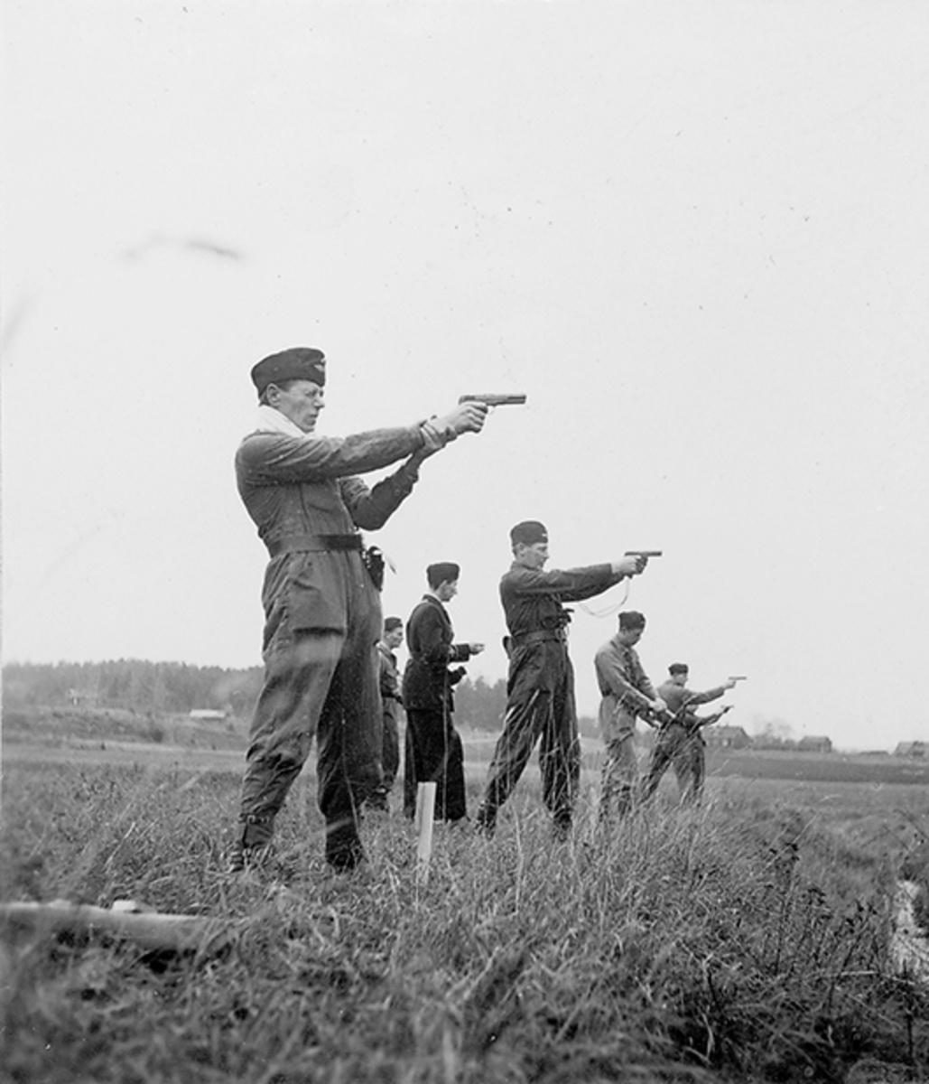 Fälttävlan på F 2 Roslagens flygflottilj, 1941. Skjutning med pistol.