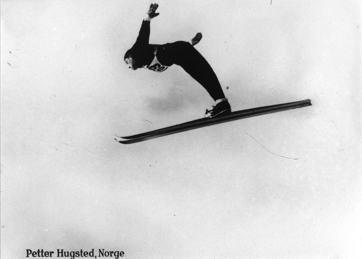 Petter Hugsted hopper i Hannibalbakken 1946. Petter Hugsted in action at the Hannibalbakken jumping hill in 1946.