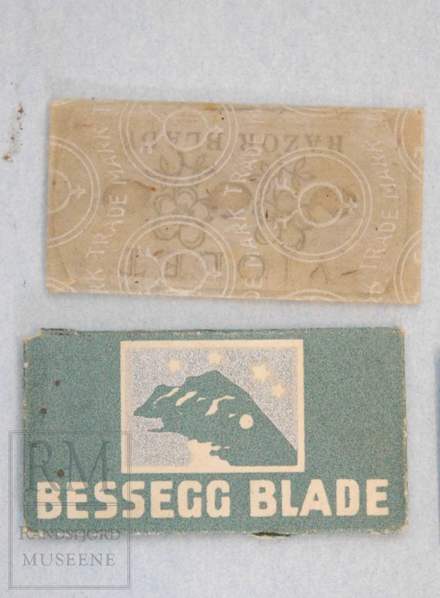a) 2 stk. i en pakning: Rorbu gold. mrk Solingen, Germany.
b) Papir som a).
c) 1 stk i pakning: New Element reg. no. 40 46 61. Best in test.
d) 2 stk i pakning: ...solinger spezialstahl. 
e) 1. stk i pakning: The Conqueror. Finest silver steel. Made in Germany.
f) 3 stk: Element og Violet.
g) 1 stk i pakning: Besseggblade. Norsk arbeide. Den nye kvalitet. Litt istykker. 