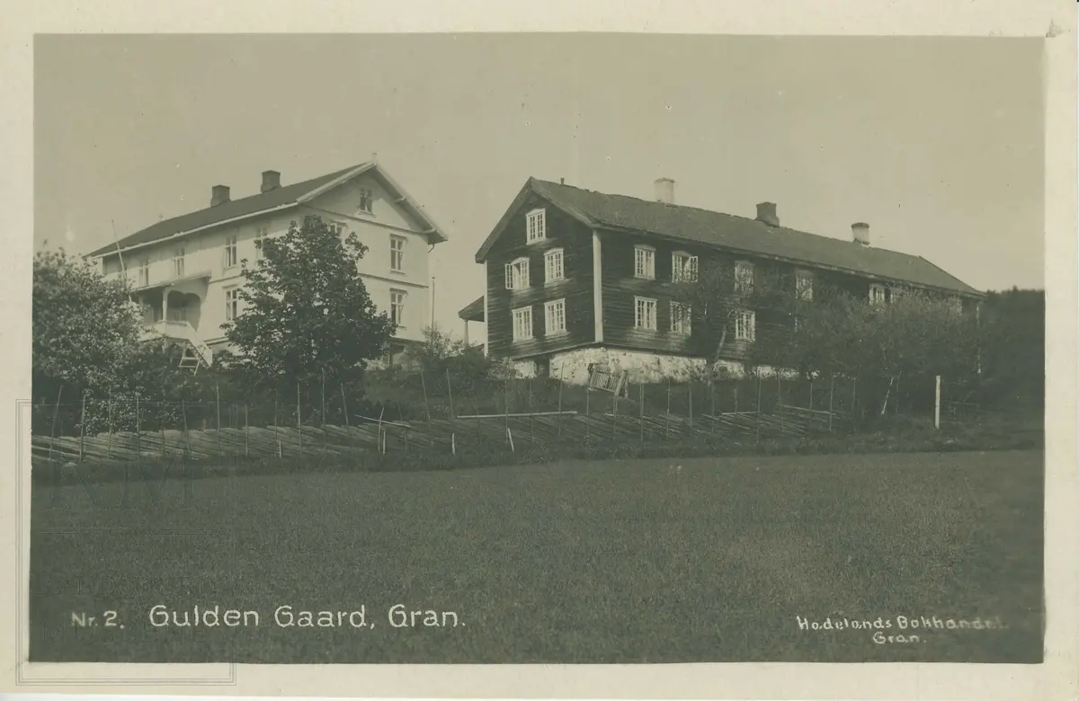 Gulden / Gullen gård, to våningshus.