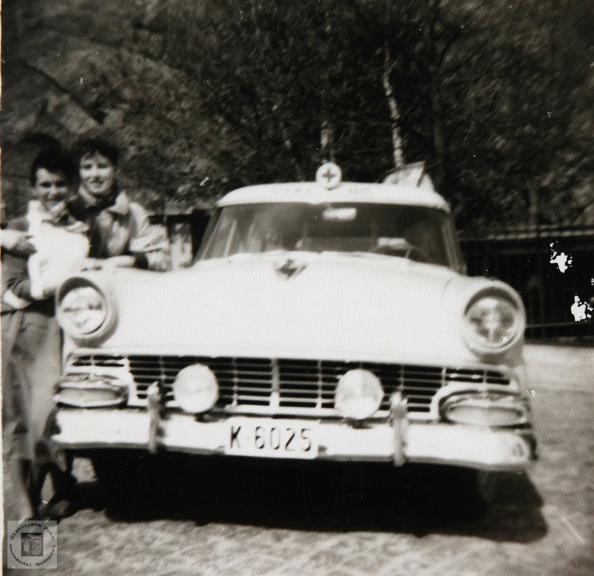 Den  "nye" sykebilen i Mandal ca 1955-60 kjørt av blandt andre Hermann Hegland fra Konsmo.
Amerikansk Ford årsmodell 1956. (1955 er nokså lik, men den hadde runde parklykter.)
