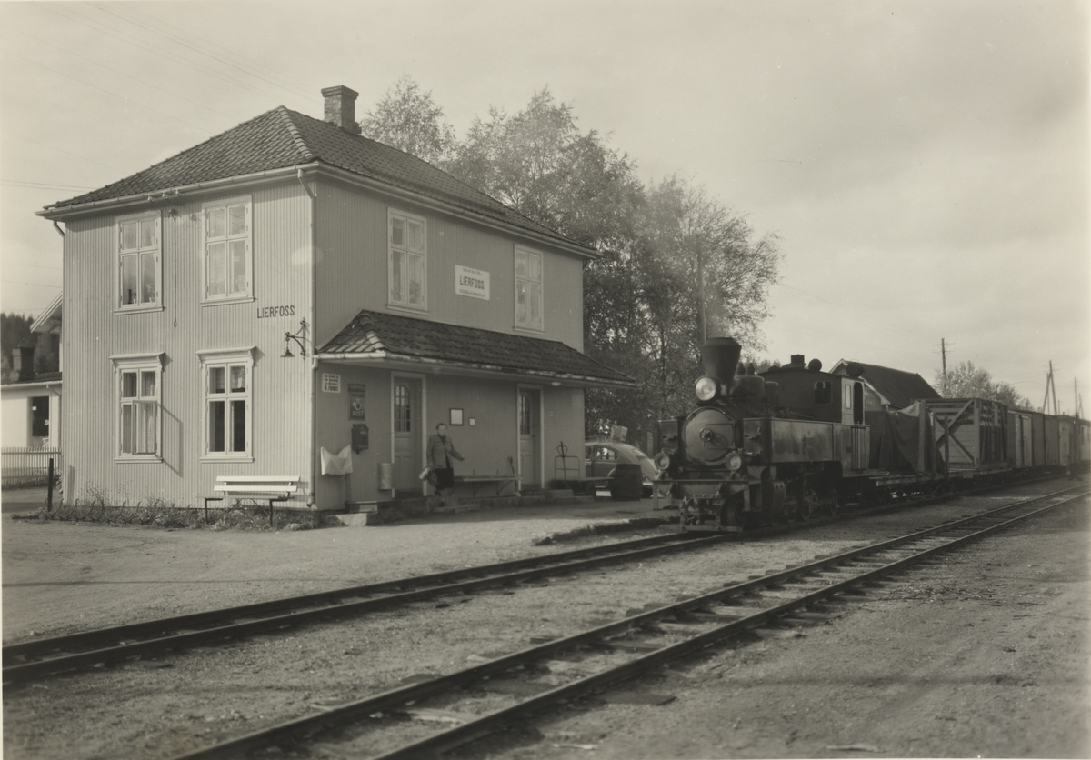 Tog i retning Skulerud ankommer Lierfoss stasjon.
