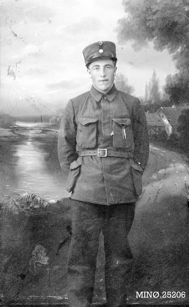 Portrett av ung mann i uniform. 