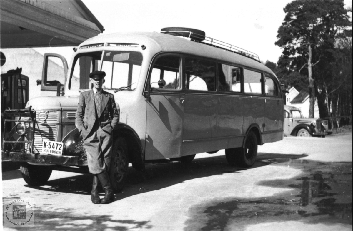 Ola Sigurdson Foss med bussen i Mandal.
Om kjøretøyet:
K-5472 var en Volvo personbuss, 1946-modell, som ble kjøpt ny av Marnar Bilruter. Dette selskapet gikk i 1951 sammen med flere lokale rutebilselskaper og dannet Sørlandsruta. Bussen gikk derfor for Sørlandsruta fra 1951. 
K-5472 var en Volvo personbuss, 1946-modell, som ble kjøpt ny av Marnar Bilruter. Dette selskapet gikk i 1951 sammen med flere lokale rutebilselskaper og dannet Sørlandsruta. Bussen gikk derfor for Sørlandsruta fra 1951.