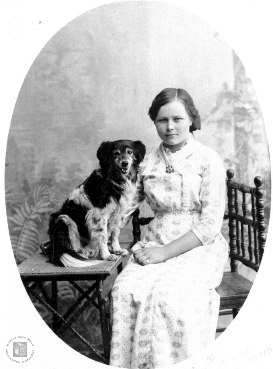 Portrett av Jørgine Røynesdal med hund. Fra Bjelland.