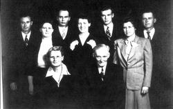 Portrett av familien Tomine og Ola A. Koland  med 7 barn.