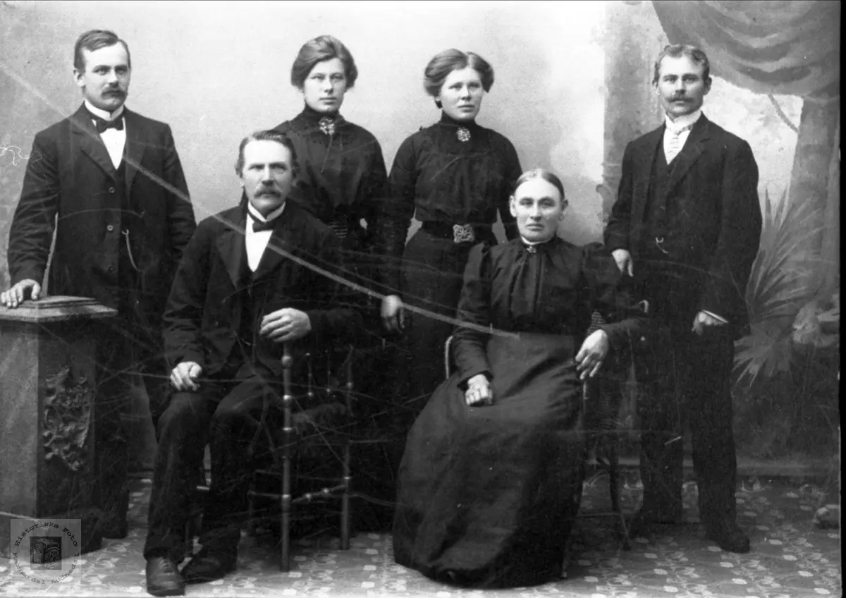 Portrett av familiegruppe. Familien John og Dina Hønneland, Laudal.