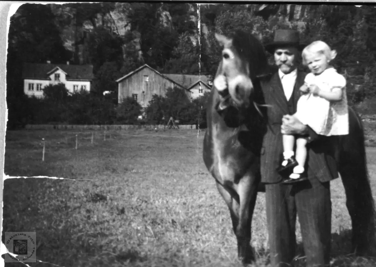 Salve og Gerda Usland med hesten, Øyslebø.