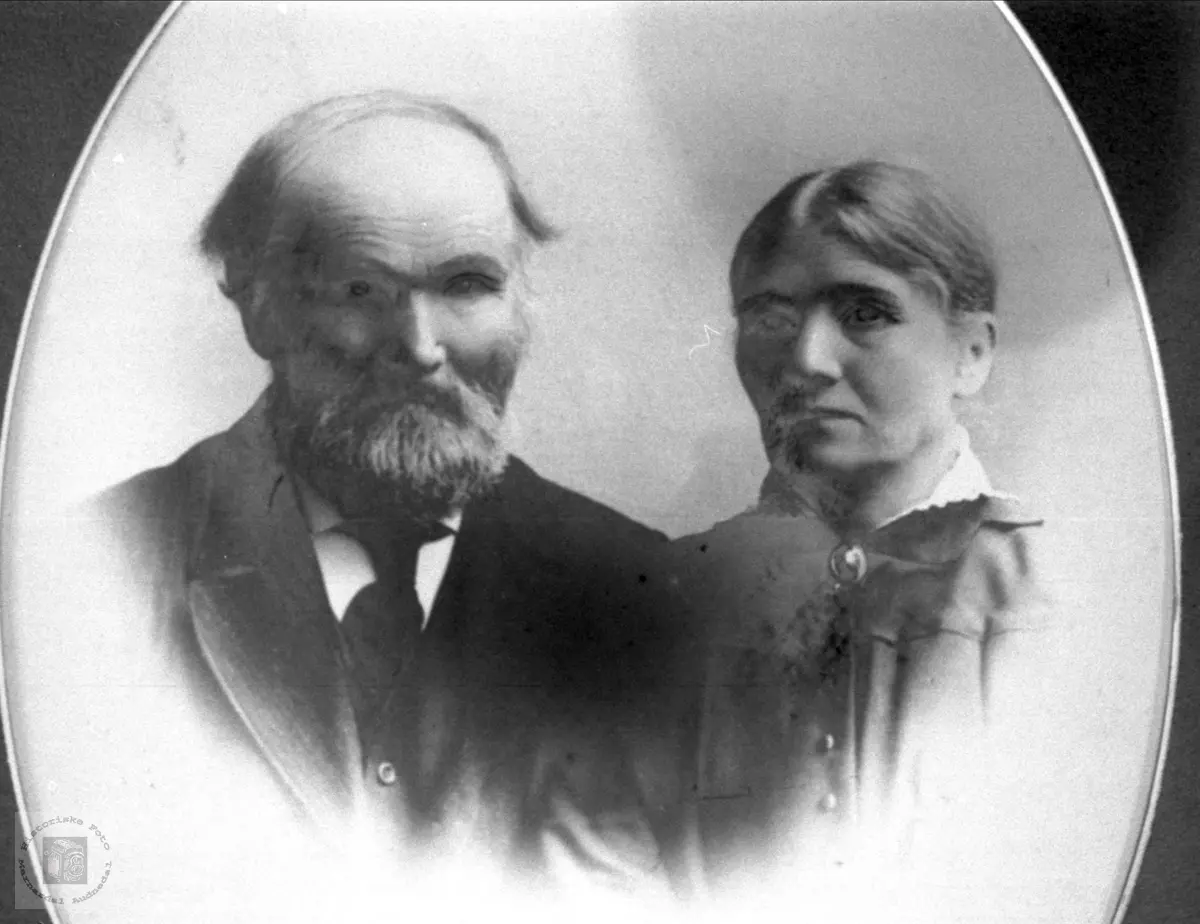 Ekteparet Ommund og Cesilie Fladaasen, Øyslebø.