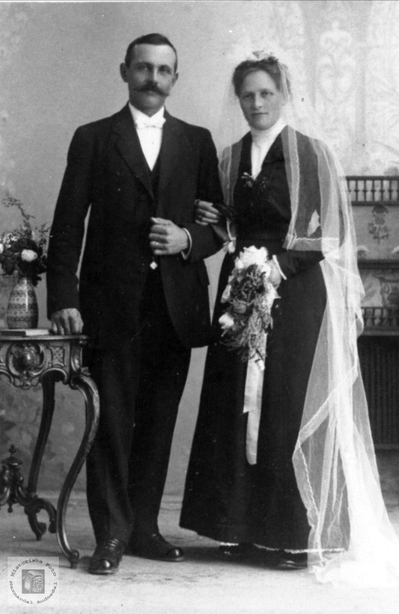 Brudeparet Anders og Tora Kristine Aasen, Øyslebø.