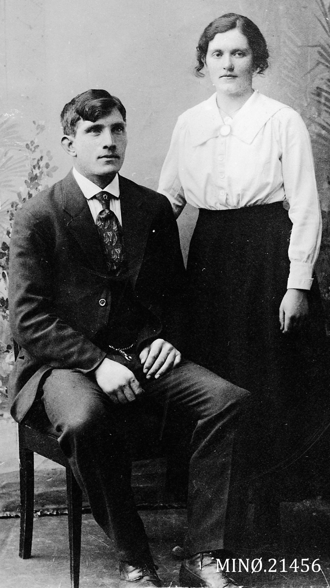 Portrett av ungt par. Elisabet og Andreas Røe. 