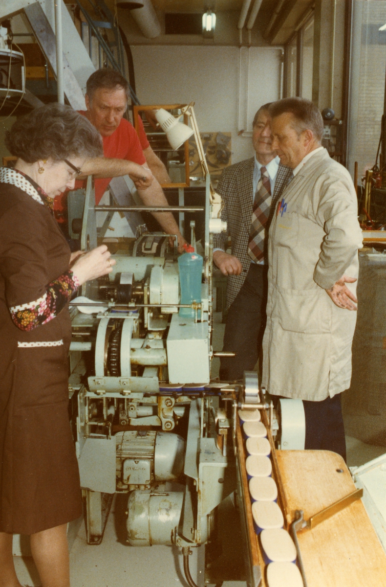 Siste dag for produksjon av ovale pappesker for snus på (antatt) Tiedemanns eskefabrikk på Bergensgate.