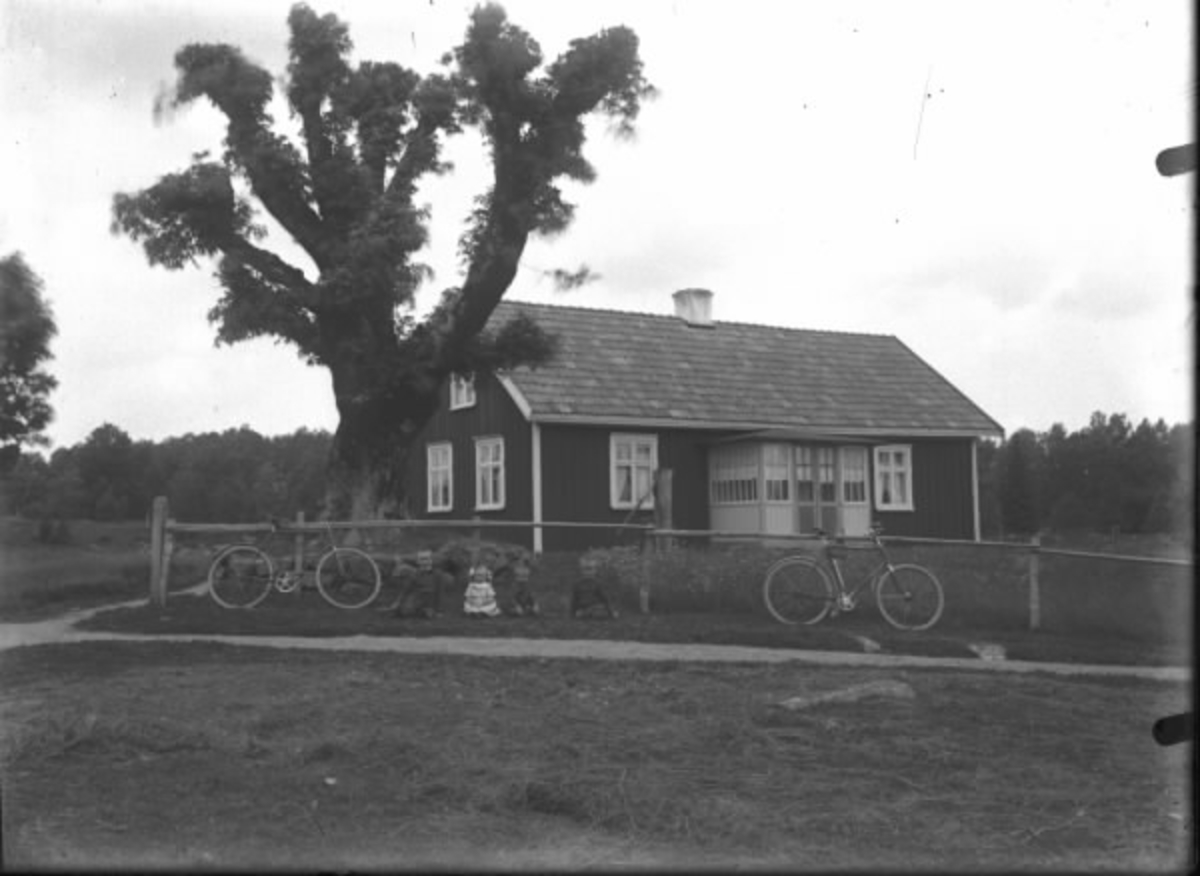 Barn och cyklar i utomhusmiljö framför en villa på landet. Ekhult, Drängsered. Barn till Gerda och Ernst Svensson. Exteriör.