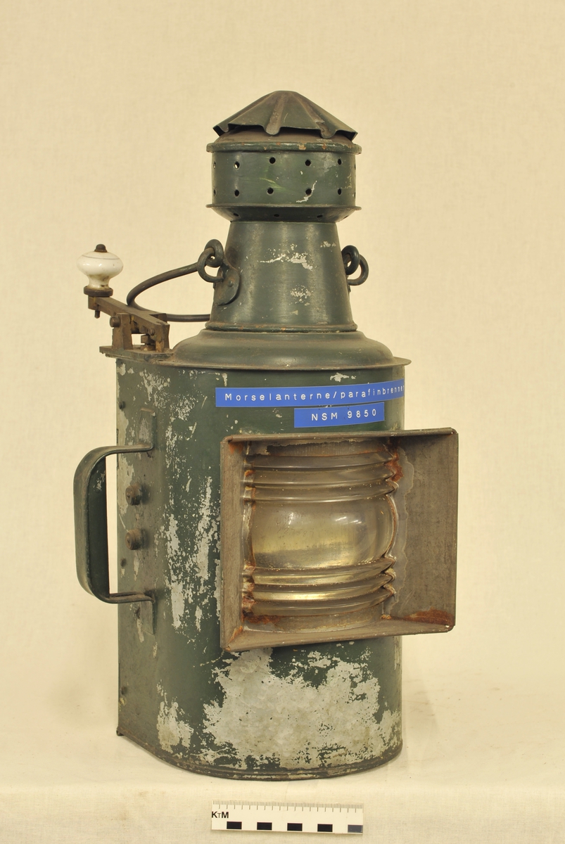 Morselampe i jernblikk og glass, med parafinbrenner