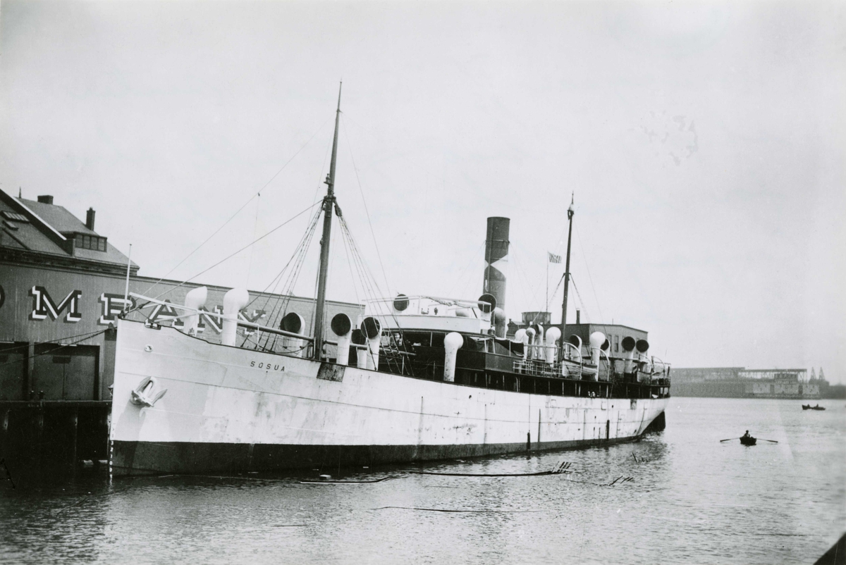 D/S 'Sosua' (b.1912, A/S Sørlandets Skibsbyggeri, Fevig pr. Grimstad) ved kai