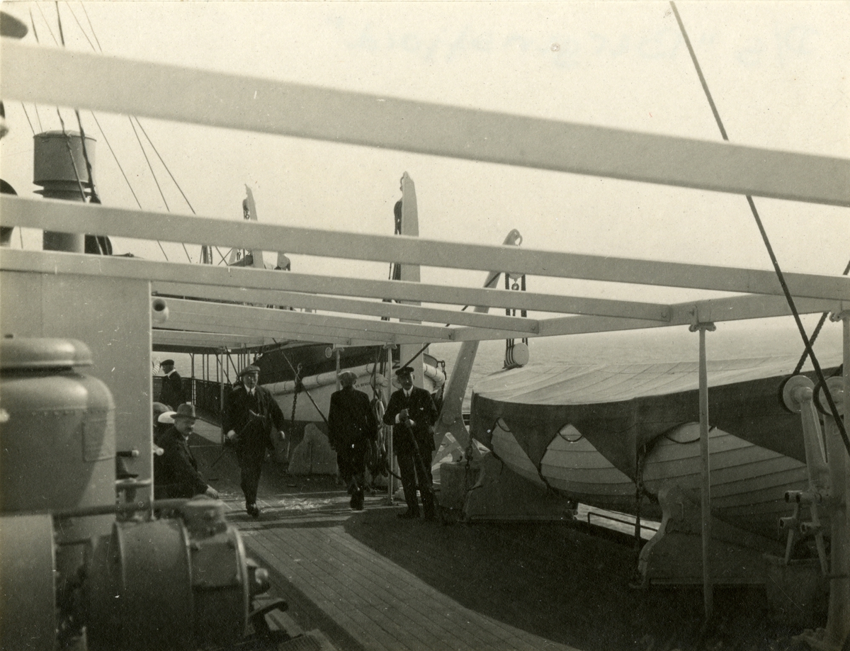 Scene fra dekket på D/S Bergensfjord (b. 1913, Cammell Laird & Co. Ltd., Birkenhead)