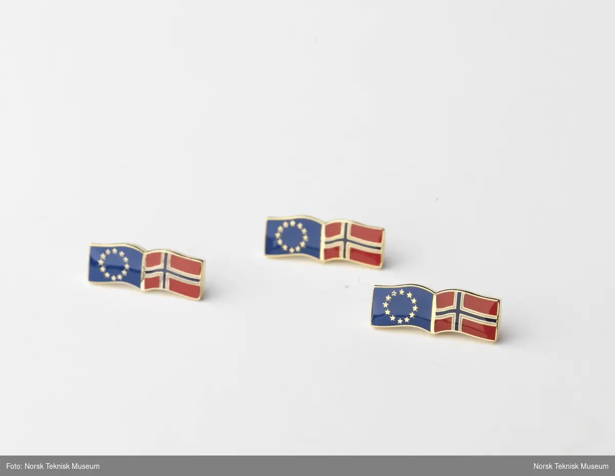 Ja til EU-pins med påskrift som "Ja", "Grønt ja", "Skyld ikke på meg. Jeg stemte JA" etc. 6 stk buttons med skrift og 3 stk pins/nåler med norsk flagg og EU flagg.