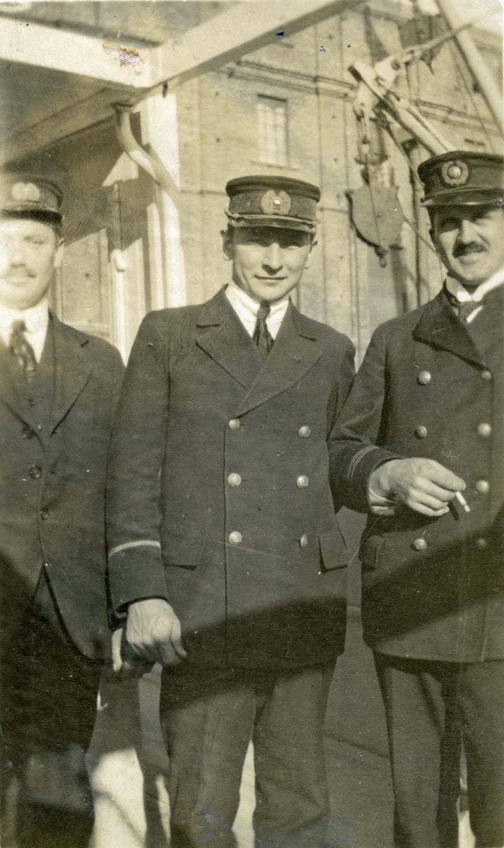 Styrmenn ombord i M/S 'Fionia' (b.1914, Burmeister & Wains Maskin - og Skibsbyggeri, København).