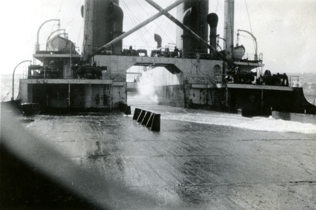 Sjøen kommer opp brekken. - Ombord i Fl/K ' Vestfold' (b. 1931, Furness Shipbuilding Co. Ltd, Haverton Hill).