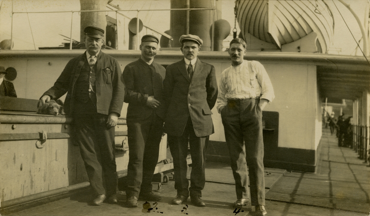 Maskinistene ombord i D/S 'Storstad' (1911, Armstrong - Whitworth, Newcastle).