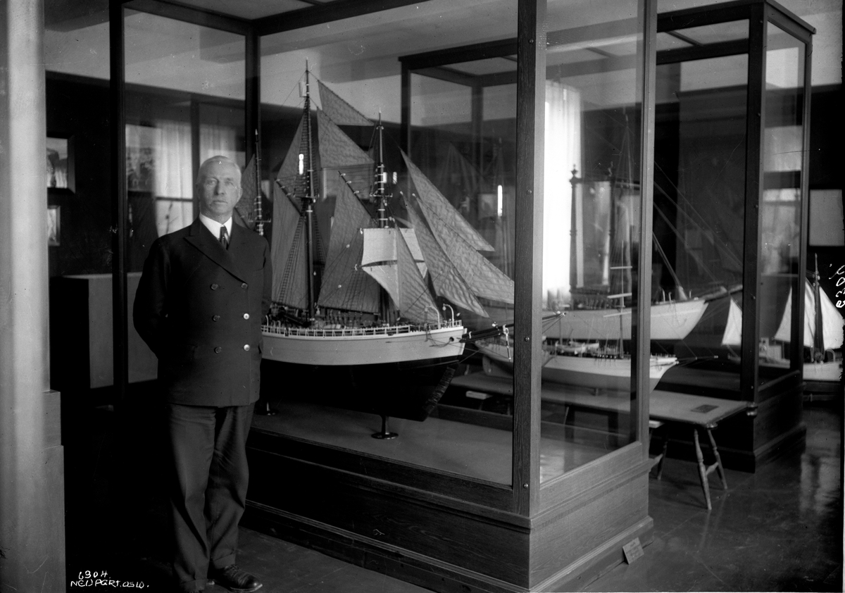 Direktør Isachsen med modellene av 'Fram' og 'Maud'. - Norsk Sjøfartsmuseums i Generalitetsgården på Norsk Folkemuseum.