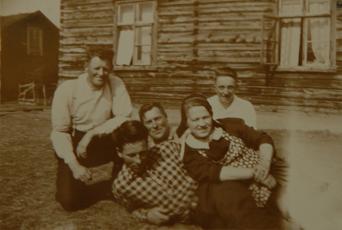Familiegruppe foran hus