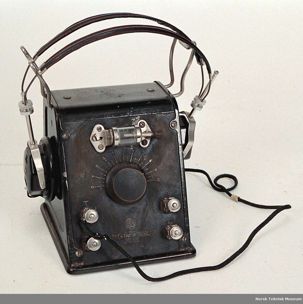 Radioapparat, metallkasse, med bøyle og hodetelefon