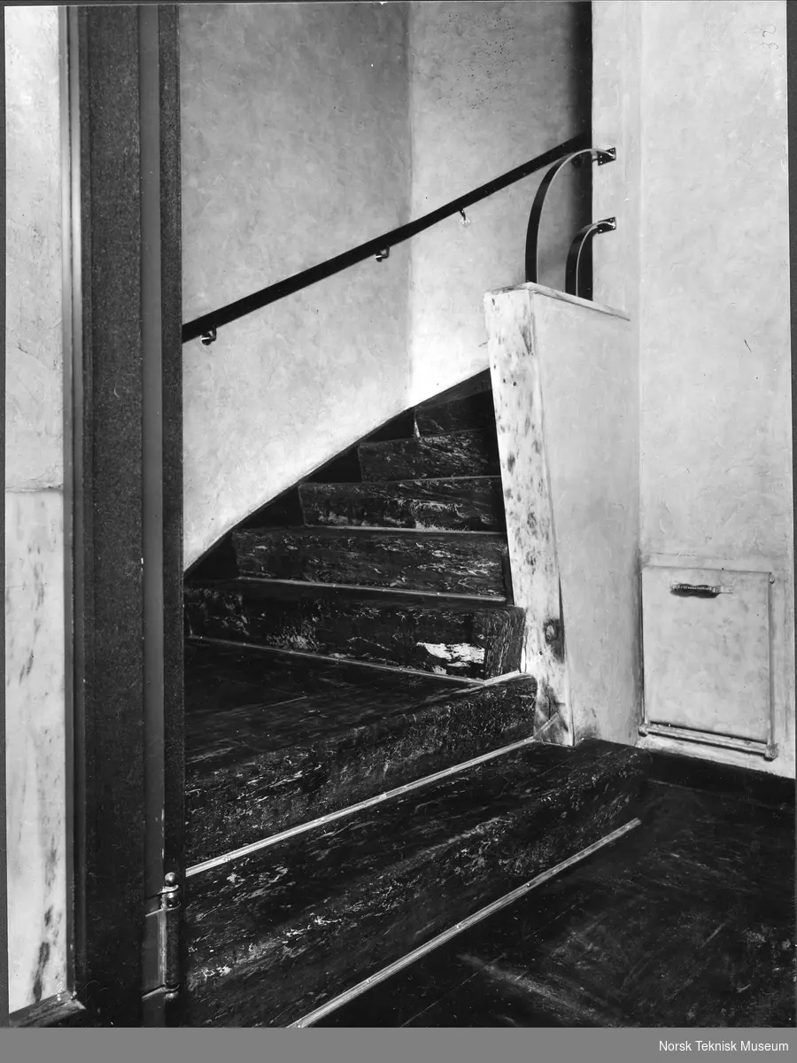 Interiør, trappeoppgang, Kristian IVs gate 12, Oslo, 1930-40-tallet, gummi trappebellegg, produsert av Mjøndalen Gummivarefabrikk