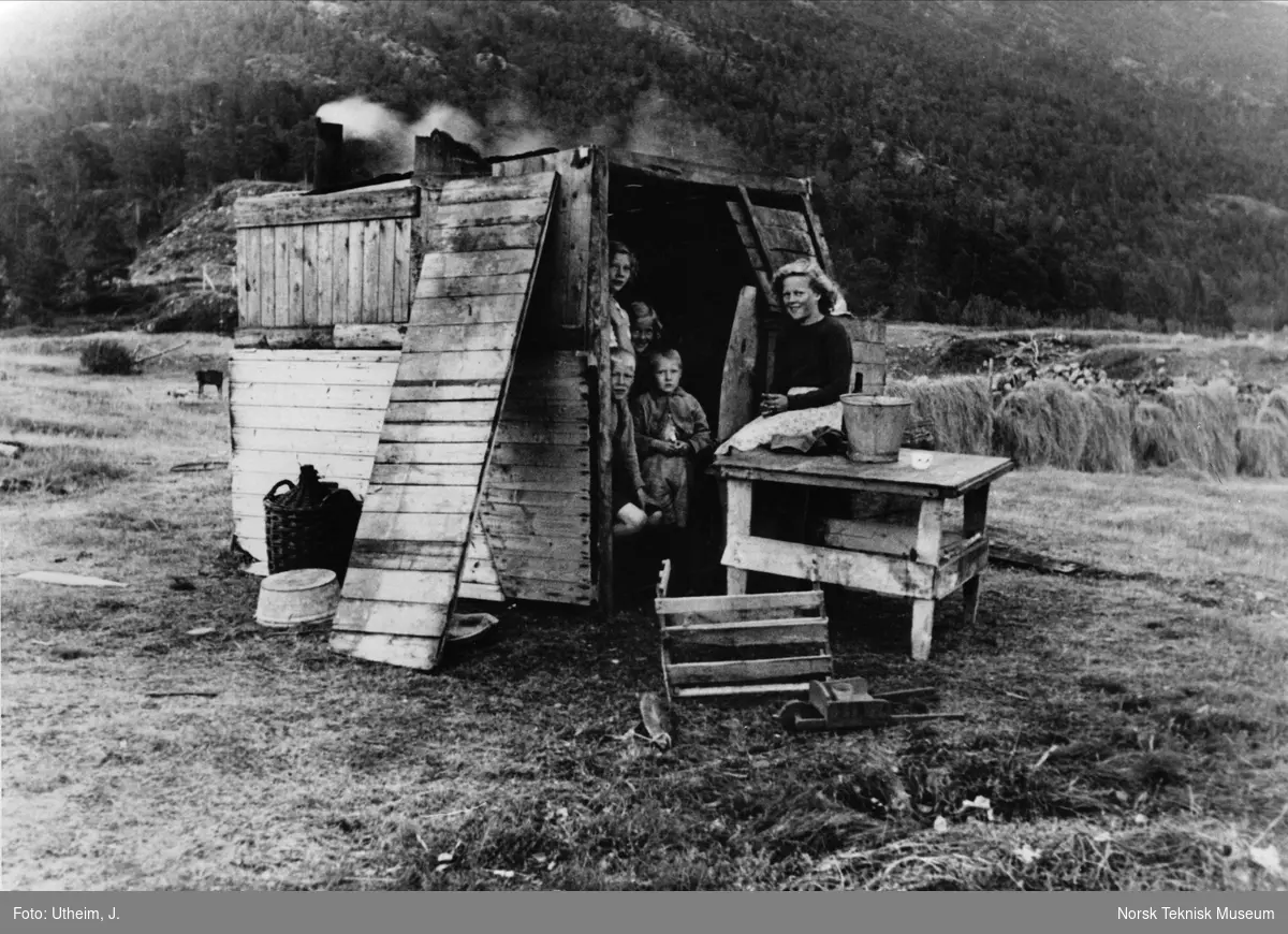 Telefonformannens familie i sitt primitive hjem under gjenoppbyggingen etter den andre verdenskrigen, Kvænangen i Troms