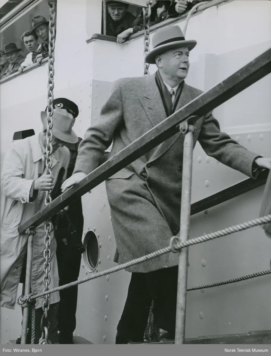 Direktør Aamundsen på vei ombord på passasjer- og lasteskipet M/S Braemar, B/N 494 for prøvetur i Oslofjorden. Skipet ble levert av Akers Mek. Verksted i 1953 til Fred. Olsen & Co.