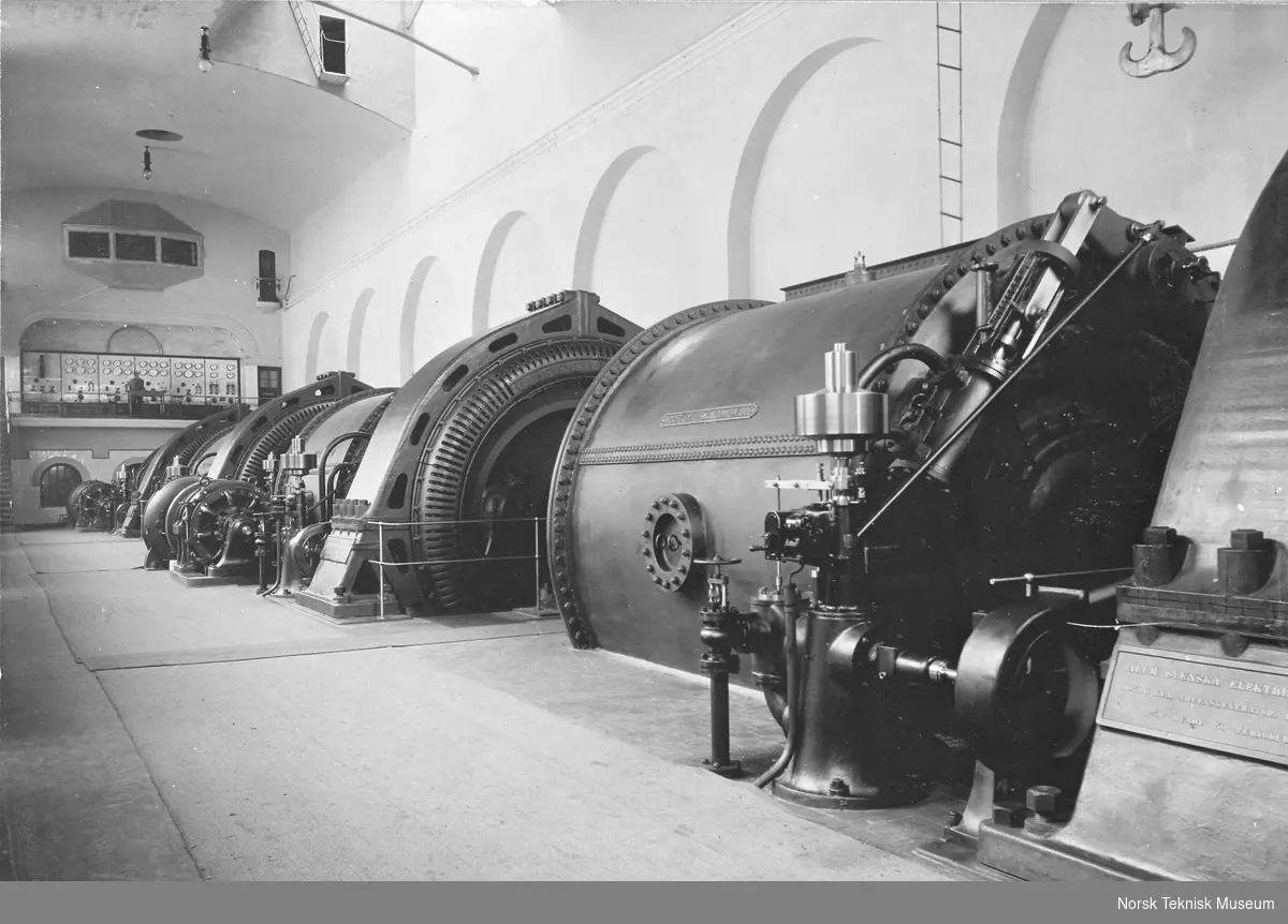 Svelgfos kraftstasjon: Maskinhallen med turbinene langs veggen og apparattavlen på kortveggen i bakgrunnen, 20. januar 1908