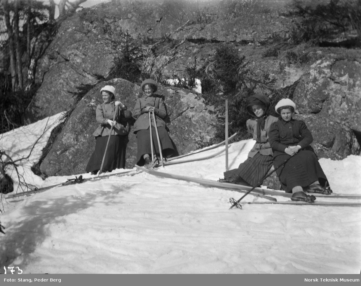 Kvinner på skitur på Bolkesjø