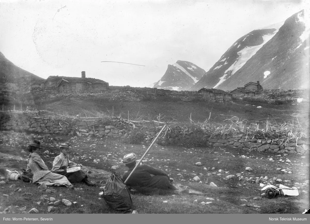 Tre fjellvandrere hviler ved Ytterdalssetrene
