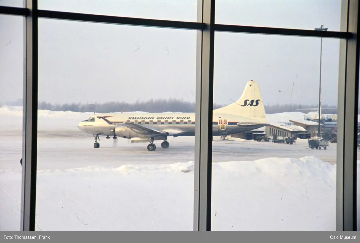 Oslo lufthavn Fornebu, utsikt gjennom vindu til rullebane, SAS-fly, snø