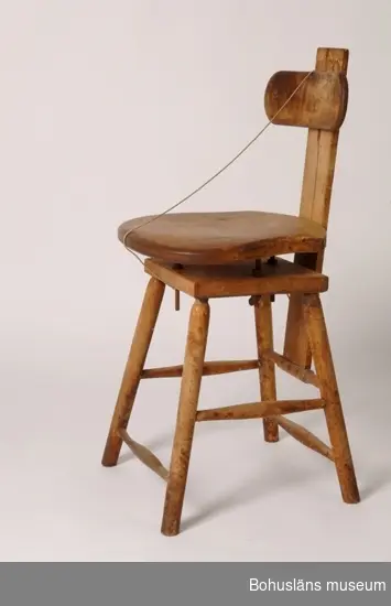 Arbetsstol för konservinläggning. Av kontorsstolsmodell, rörlig sits och ryggstöd. Ersatte äldre stolstyp, se UM20857.

Denna stol har stått som rekvisitaföremål i basutställningen Kustbor/Konserven mellan åren 1984 och 2007 men samlades in tillsammans med övrigt material.
Likadan stol som UM20860.