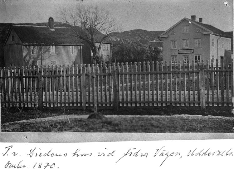 Text på kortet: "T.v. Diedens hus vid Södra Vägen, Uddevalla, omkr. 1870".