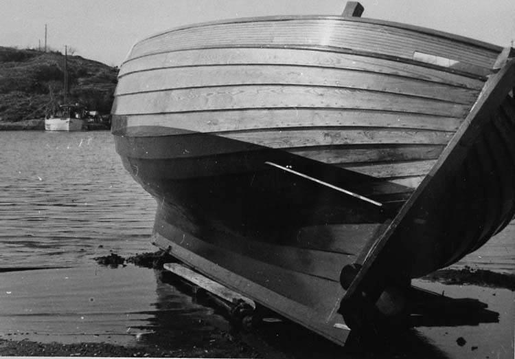 Enl. tidigare noteringar: "Nybyggd kosterbåt, av båtbyggare C. J. Hansson, Sydkoster, på strand klar för sjösättning. Repro 1985".
