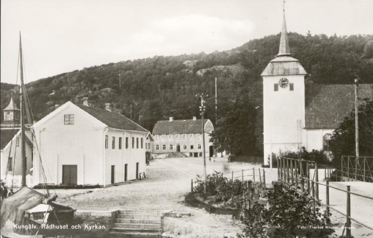 Tryckt text på kortet: "Kungälv. Rådhuset och Kyrkan".
"21 OKT.1956".