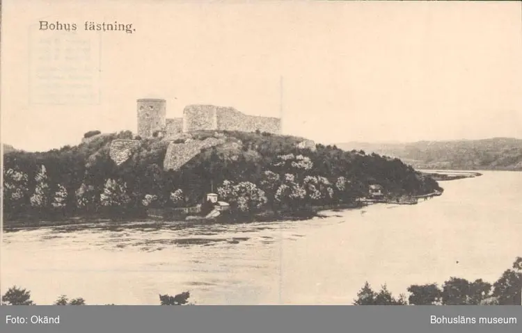 Tryckt text på kortet: "Bohus fästning".







