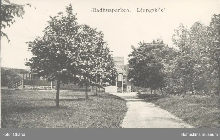 Tryckt text på kortet: "Badhusparken. Ljungskile".
"Ljungskile Bok & Pappershandel".