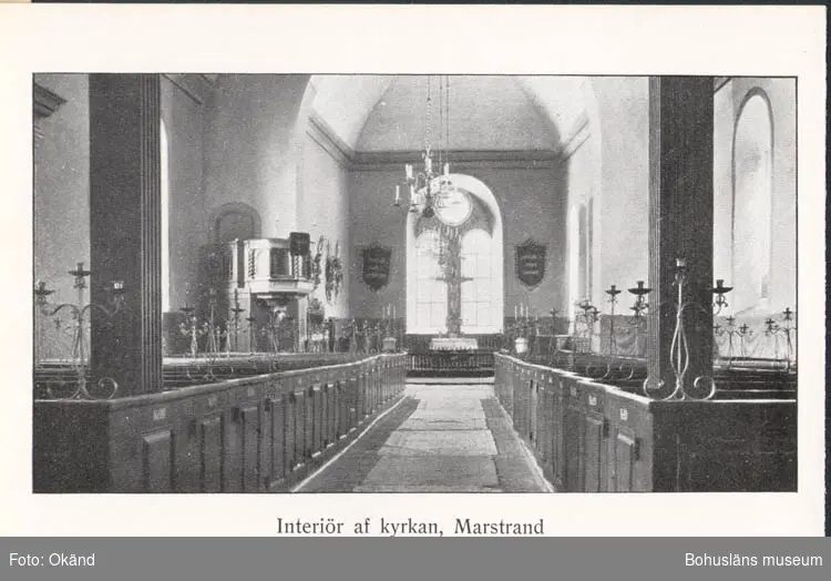 Tryckt text på kortet: "Interiör af kyrkan, Marstrand." 