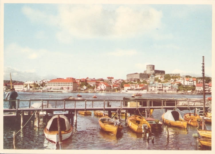 Marstrand. Hamnen med Hotell Marstrand och Fästningen