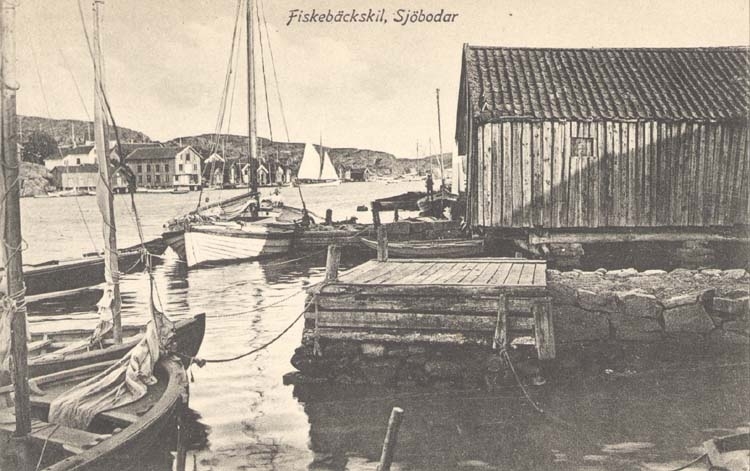 Tryckt text på kortet: "Fiskebäckskil, Sjöbodar."
"Tekla Bengtssons Pappershandel, Fiskebäckskil."