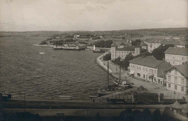 Noterat på kortet: "Strömstad." "Huset längst till höger nedbrunnet dec. 1931."