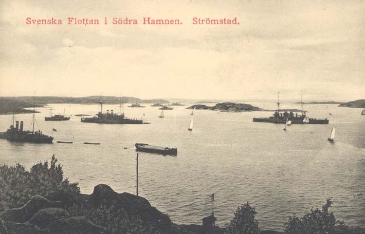 Tryckt text på kortet: "Svenska Flottan i Södra Hamnen. Strömstad."