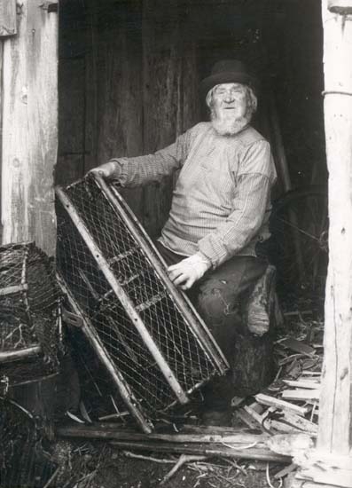 Tryckt text på kortet: "Sydkoster."
"Gamle-Lars vid 97 års ålder. Dog vid fyllda 102 år. Långagärde."
"Foto (D34) Dan Samuelson 1924. Köpt av dens. dec. 1958."
