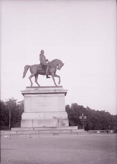 Enligt text som medföljde bilden: "Christiania. Karl XIV Johan staty 26/9-5/10 04."